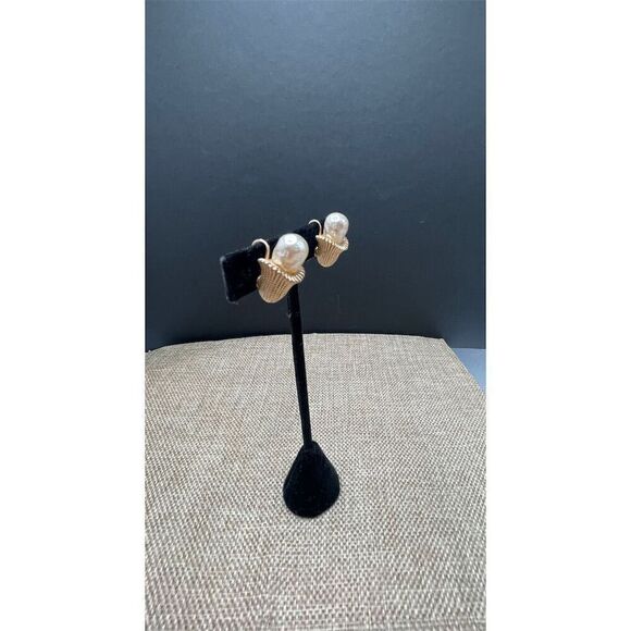 Vintage Gold Tone Clip-On Baroque Pearl Earrings calla lily flower - Picture 2 of 6